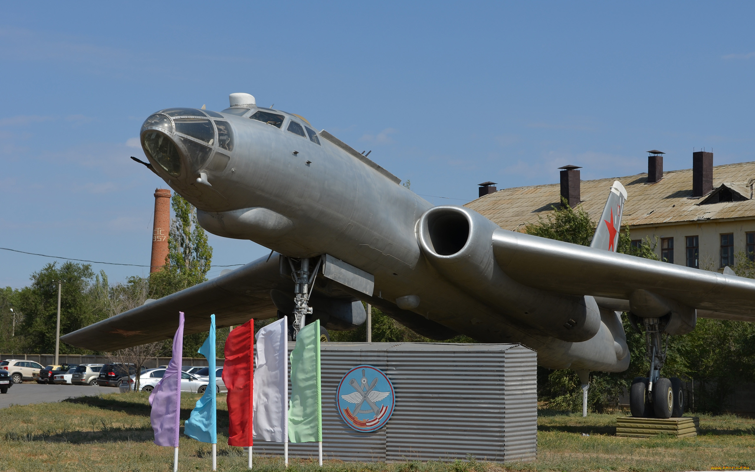 Обои Авиация Памятники авиационных изделий, обои для рабочего стола,  фотографии авиация, памятник, самолёту, машины, флаги Обои для рабочего  стола, скачать обои картинки заставки на рабочий стол.